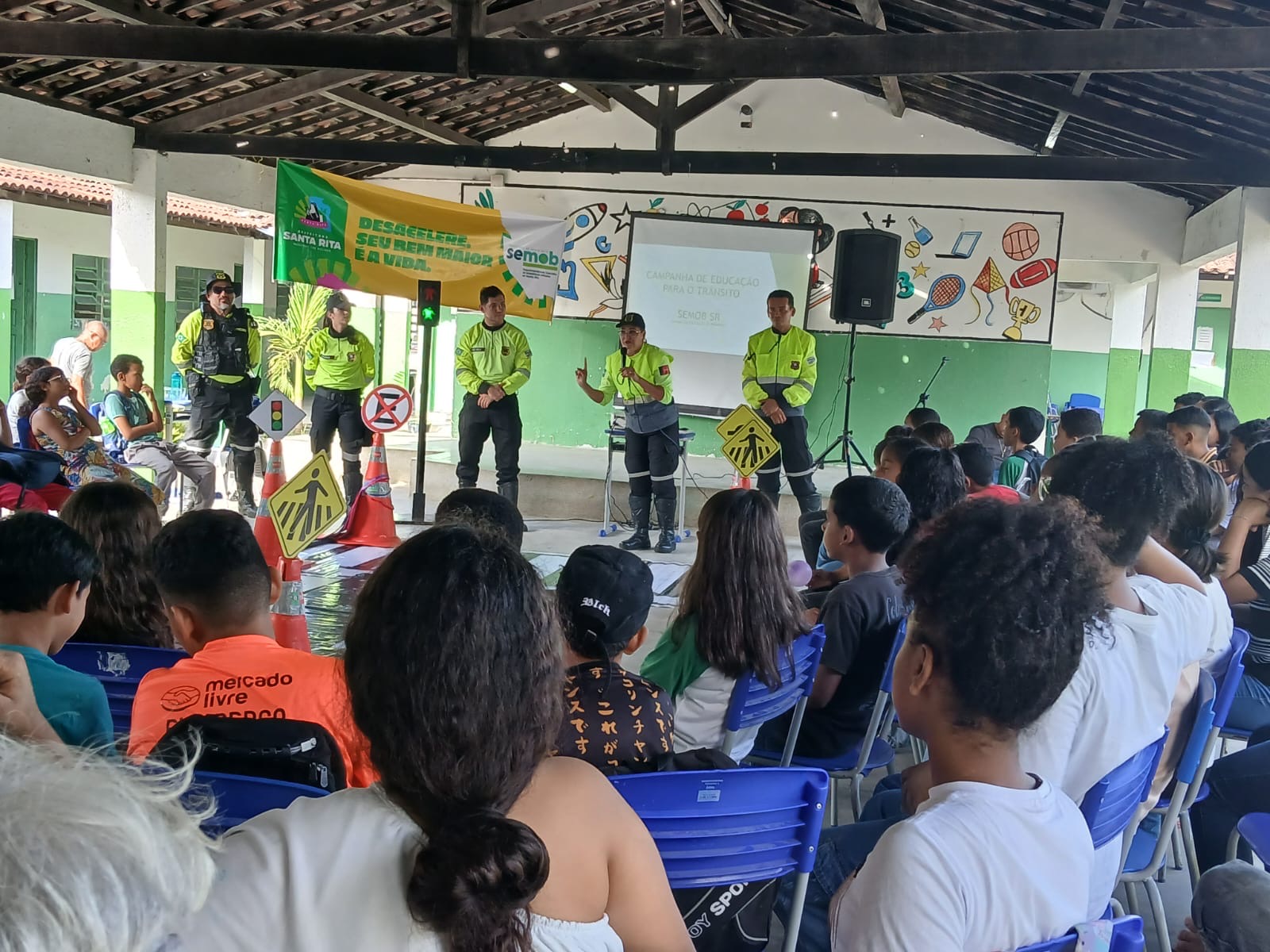 Equipe de Educação para o Trânsito da Semob realiza palestra com alunos da Escola Manuel Faustino